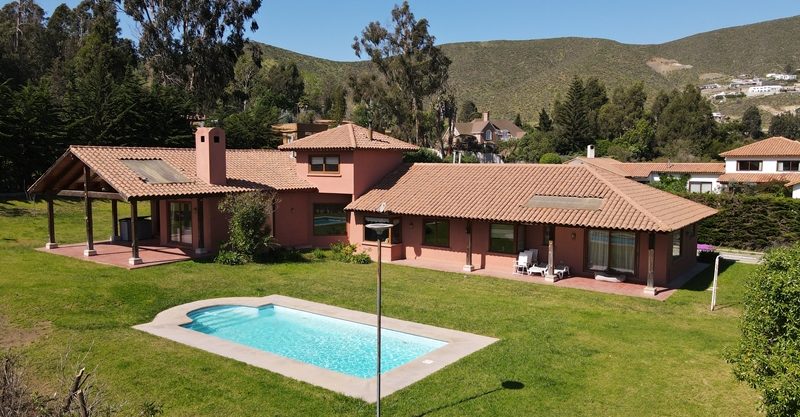 Se vende hermosa casa con piscina en parcela de 5.000 m² sector Cerro Grande