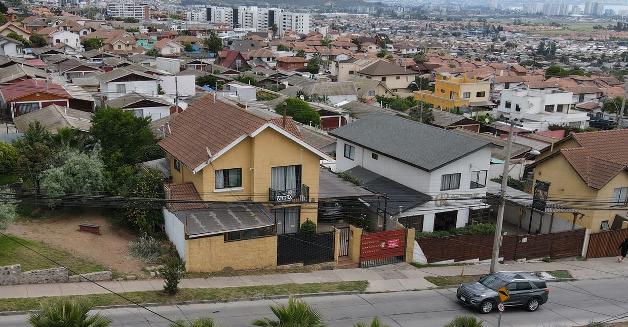 Se vende casa en Av. Los Perales, San  Joaquín, La Serena. Uso comercial y residencial.