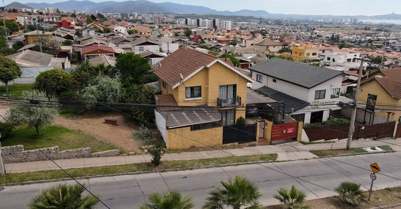 Se vende atractiva casa para uso residencial y comercial en Av. Los Perales