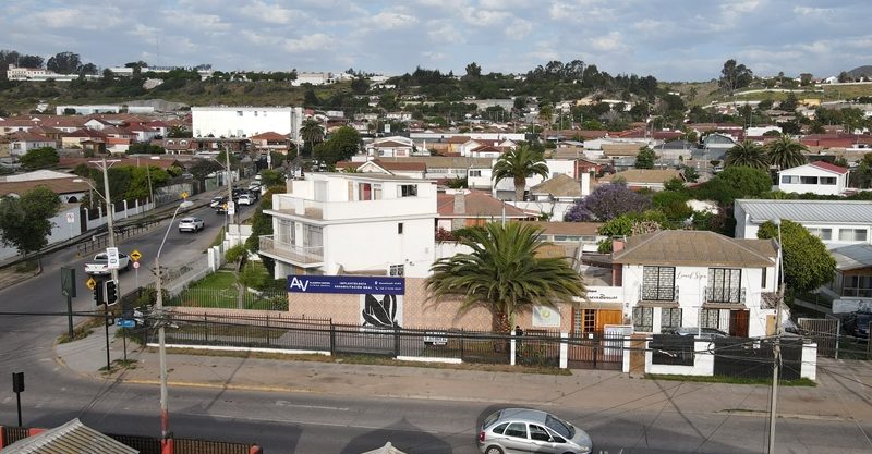 Se vende atractiva propiedad de esquina calle Huanhualí con Larraín Alcalde