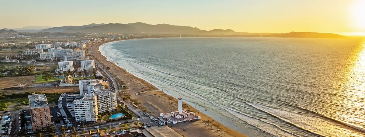 Vista aérea de la Avenida del Mar y el Faro Monumental de La Serena